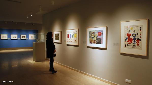 نساء وطيور ونجوم خوان ميرو تتنزه في متحف بإسطنبول