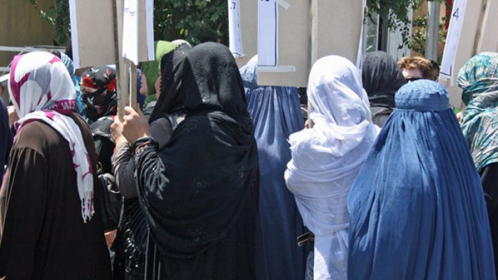 رجال بالبراقع والعباءات بكابول تضامنا مع النساء الافغانيات 