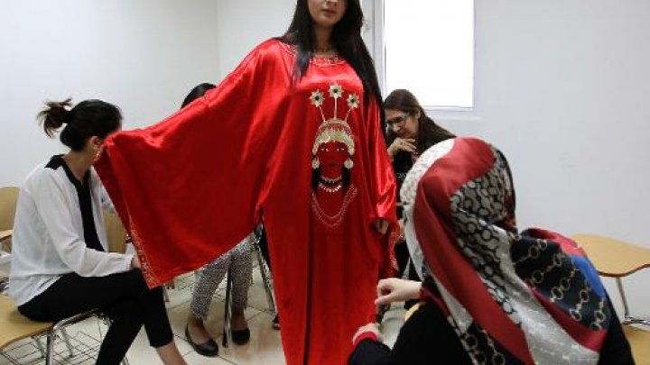 عرض أزياء نادر في بغداد مستوحى من العروض العالمية