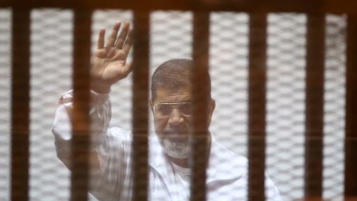 محاكمة مرسي و24 اخرين بتهمة اهانة القضاء في ايار/مايو المقبل