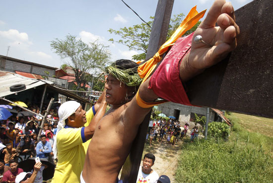 الالاف يتابعون عمليات الصلب في طقوس الجمعة العظيمة بالفلبين