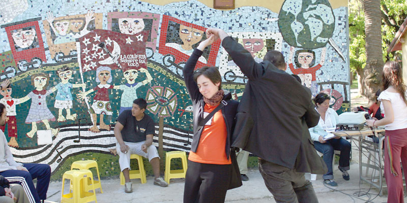 تجربة ارجنتينية مثيرة لأول محطة إذاعة في العالم يقدمها المجانين