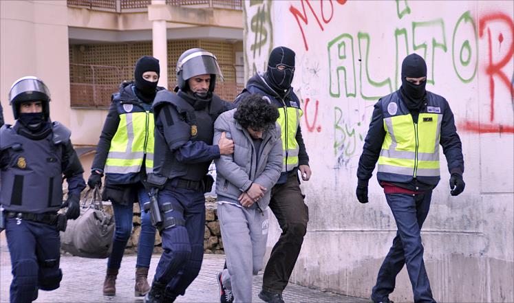 اكتشاف خلية إرهابية في اسبانيا تعتزم قطع رأس شخص بالشارع  