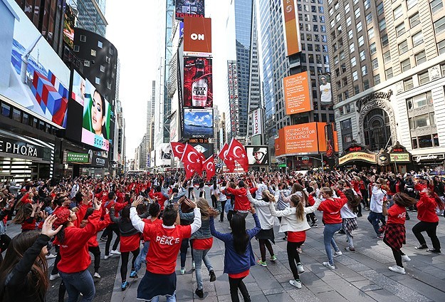  رقصات تركية في قلب نيويورك دعما لمسيرة السلام والتضامن 