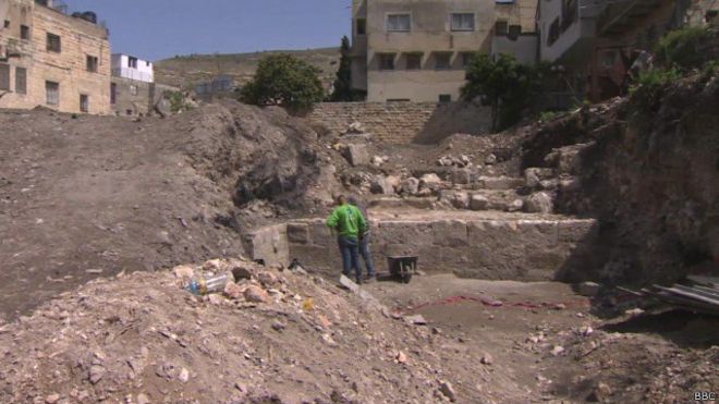 اكتشاف جدار أثري عمره نحو 2000 عام في نابلس بالصدفة