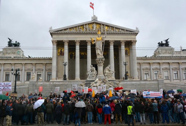 أصحاب البارات والمطاعم يحتجون على قانون حظر التدخين في النمسا