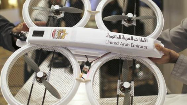 يحدث في الإمارات .. موظف طائر ينقل الوثائق ويخمد الحرائق