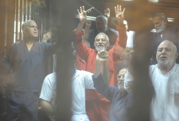 5 إحالات مصرية بقضيتي"التخابر" و"اقتحام السجون"  