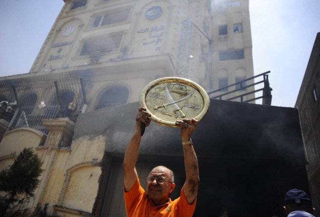 المتنازعون على قيادة جماعة الإخوان المسلمين بمصر.. من هم؟
