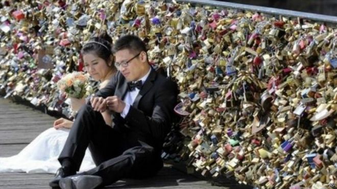 بلدية باريس تقرر إزالة "أقفال الحب" المعلقة على "جسر الفنون"