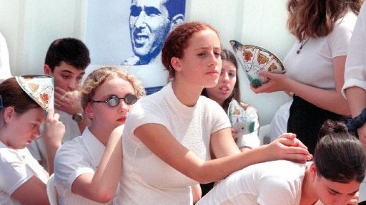 حملة لتلميذات اسرائيليات يطالبن بالحق في ارتداء السروال القصير