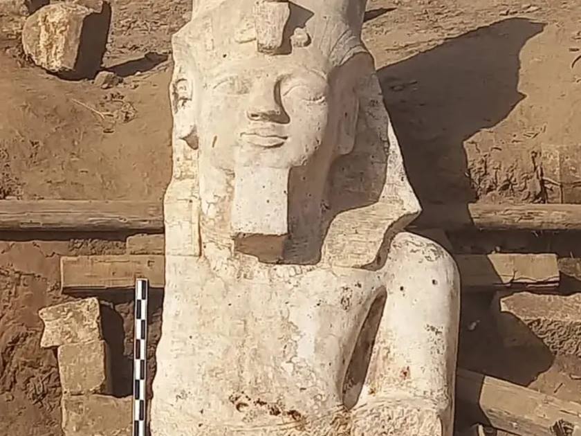 العثور على جزء علوي لتمثال لرمسيس الثاني في"الاشمونين"بمصر