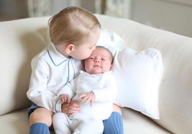 العائلة الملكية البريطانية تنشر أول صورة لشارلوت مع شقيقها جورج