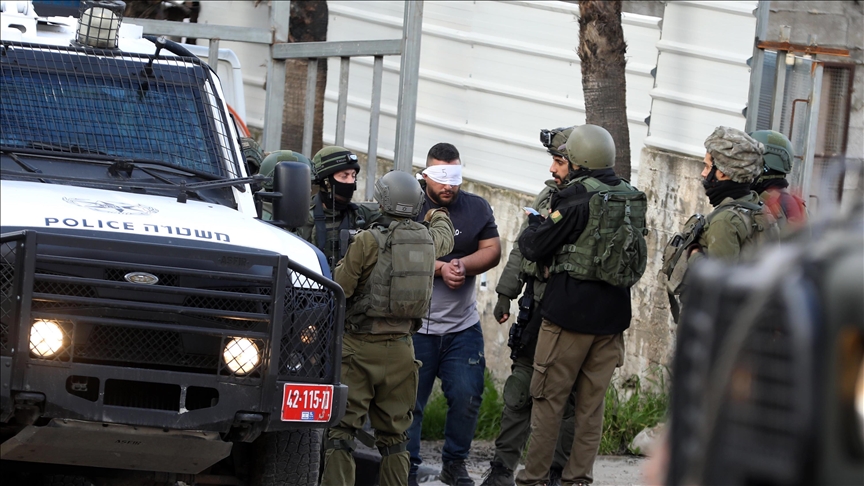 الاحصائيةعقب اعتقال الجيش الإسرائيلي 15 فلسطينيا الجمعة والسبت، وفق بيان مشترك لهيئة شؤون الأسرى والمحررين (حكومية) ونادي الأسير الفلسطيني (مستقل)