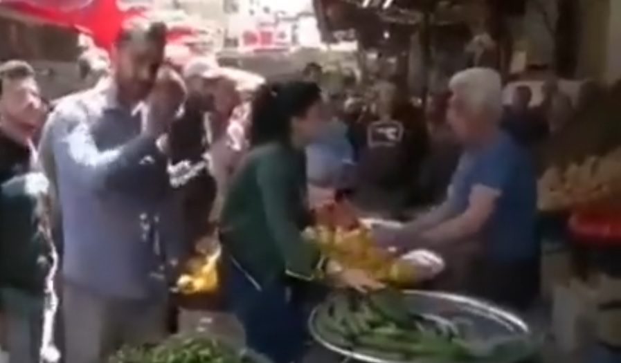 فيديو مذيعة السورية وبائع البسطة يثير جدلاً رغم أنه عمره أكثر من عام.  -سناك سوري