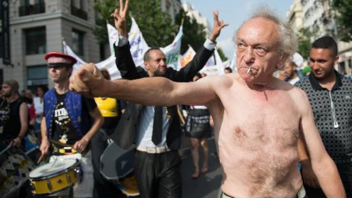 تظاهرات في فرنسا للمصابين بامراض عقلية ونفسية 