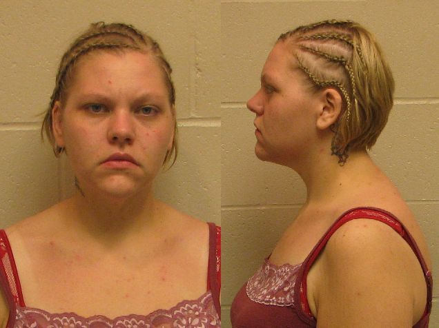 "سجانة" أمريكية تتآمر مع سجينين هاربين لقتل زوجها