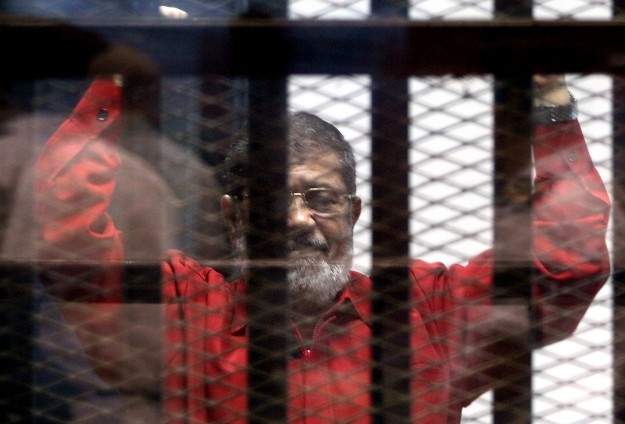 لأول مرة.. مرسي يظهر بزي الإعدام الأحمر