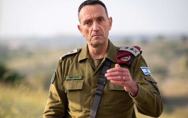 رئيس أركان الجيش الإسرائيلي هرتسي هاليفي يتحدث للصحافة من قاعدة عسكرية في وسط إسرائيل، 7 أبريل، 2024. (Israel Defense Forces)