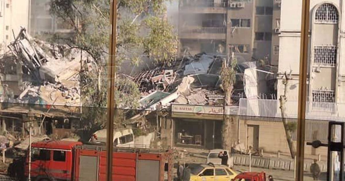 اثار القصف بجانب القنصلية الايرانية - سانا