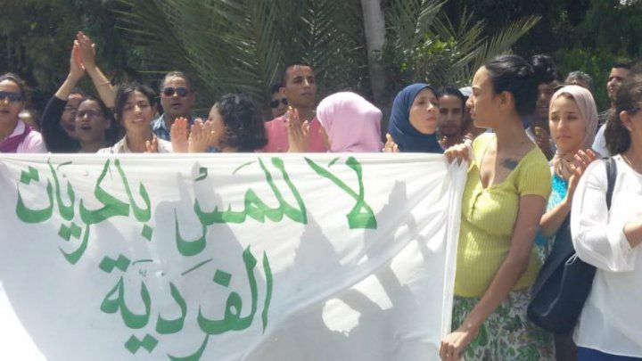 التنورة تفجر جدلا في المغرب إثر اعتقال فتاتين بسبب ارتدائها