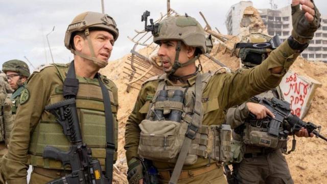 اللواء أهارون حاليفا (يسار) - أول شخصية رفيعة المستوى تستقيل على خلفية هجمات 7 أكتوبر/ تشرين الأول- الجيش الاسرائيلي