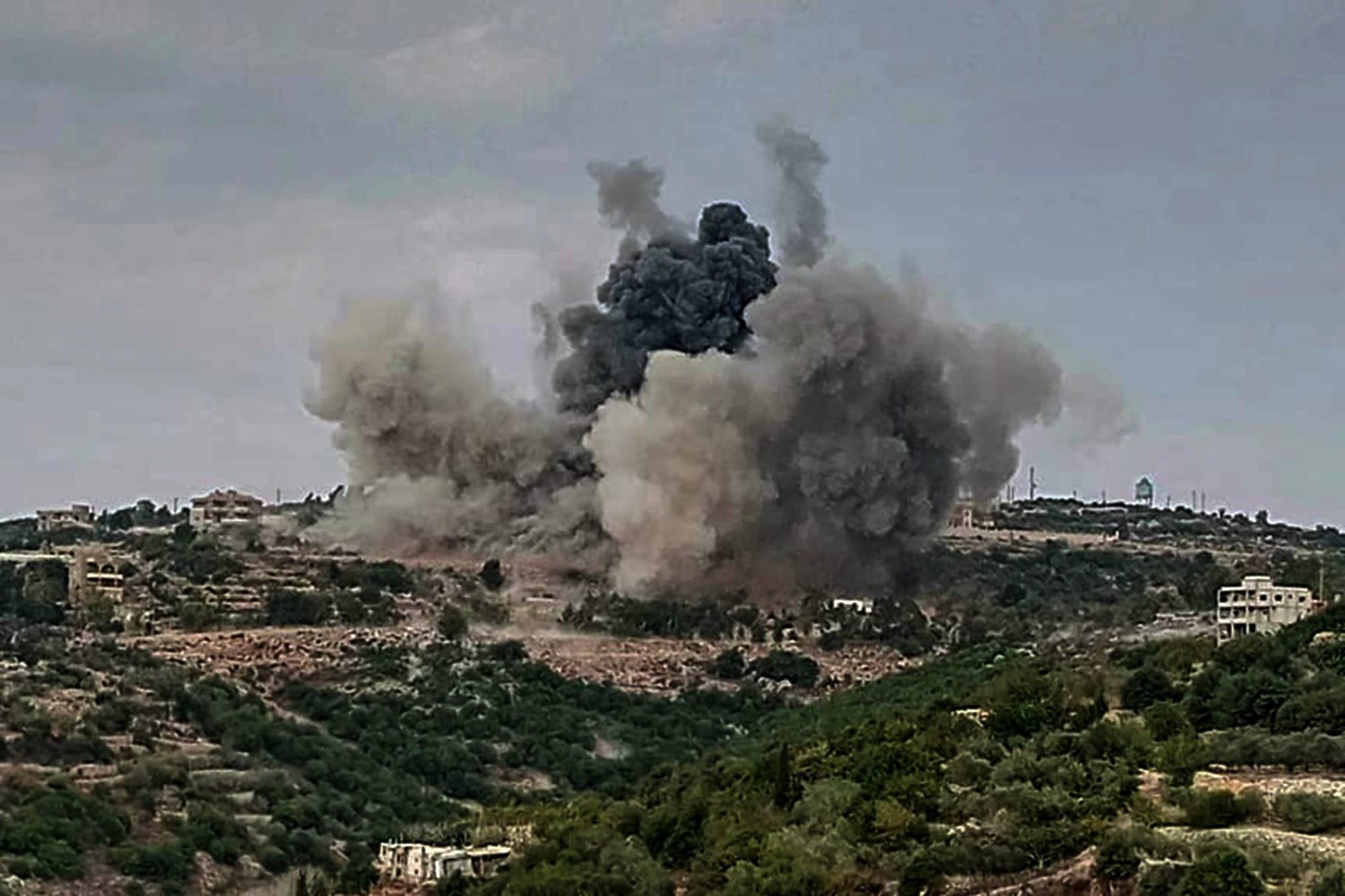 الجيش الإسرائيلي يشنُّ أكثر من 14 غارة جنوباً.. وعمليات لحزب الله!