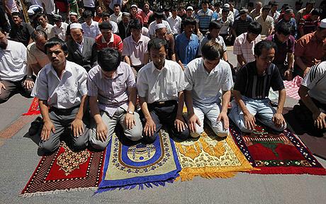 إجبار مسلمي الأويغور على أكل البطيخ في النهار بشهر رمضان