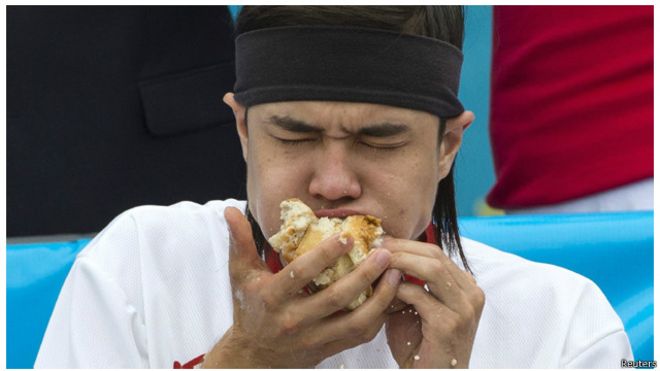 مات ستوني يلتهم 62 شطيرة "هوت دوغ" ويتوج بطلا 