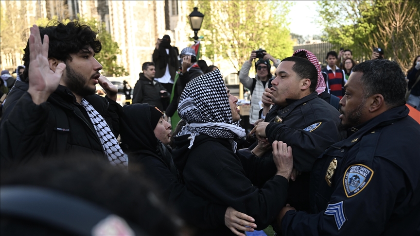 الطلب جاء   على خلفية طلبها تدخل الشرطة لفض مخيم الطلاب المناهض للحرب الإسرائيلية على غزة- الاناضول