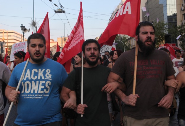 اليونان.. مجموعات يسارية تحتج على حزمة الإصلاحات الجديدة