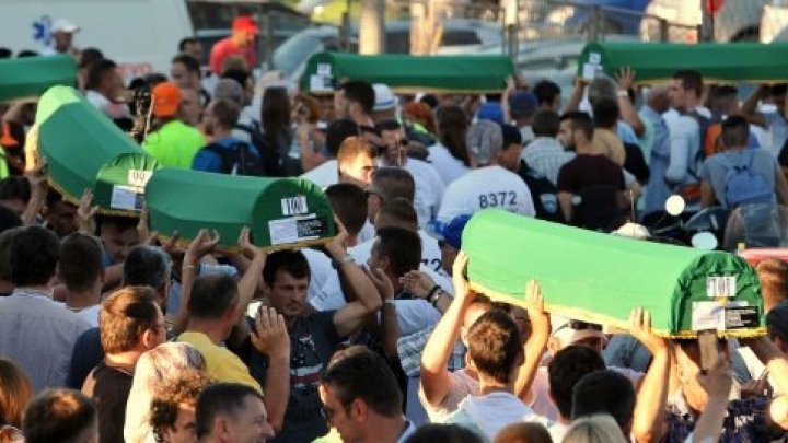 عشرات الآلاف يشاركون في إحياء الذكرى الـ 20 لمجزرة سربرنيتشا