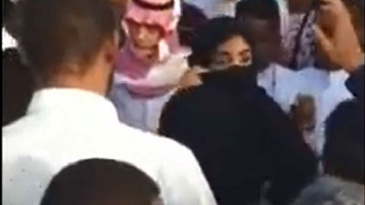 السعودية: فيديو تحرش جنسي بفتاتين يواجه بالاستياء ويثيرالجدل