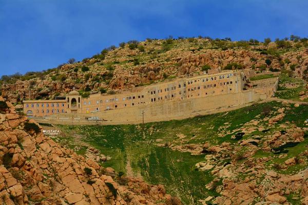 مسيحيون عراقيون طردهم الجهاديون يصلون من اجل  العودة لديارهم 