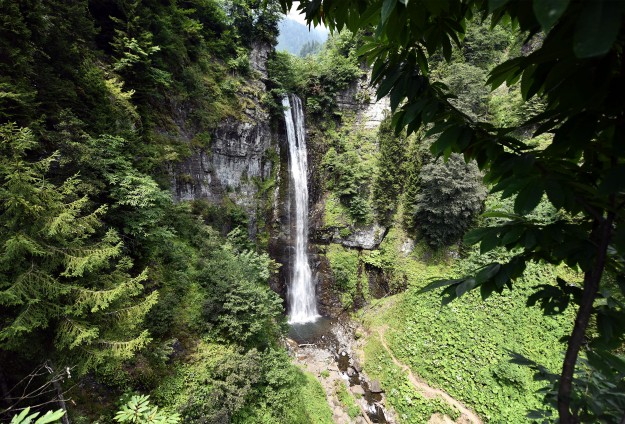 شلال "مرال" في تركيا يجذب عشاق الطبيعة والمغامرة