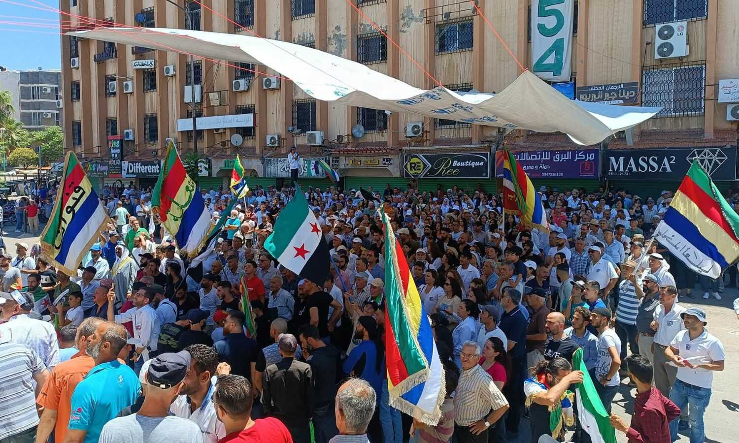 أهالي السويداء يطالبون بالتغيير السياسي وإسقاط النظام- 28 من حزيران 2024 (السويداء 24/ فيس بوك)