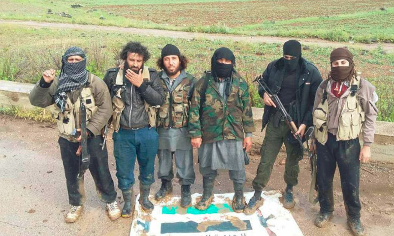 مقاتلون من فصيل شهداء اليرموك في محافظة درعا جنوبي سوريا- تشرين الثاني 2018 (تيلجرام/ غرف إخبارية محلية مغلة)