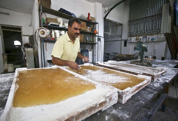 "الحلقوم" في غزة.. حلوى متوارثة ولذة يعكرها الحصار