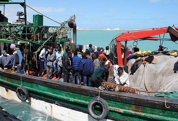 انقلاب قاربين على متنهما مئات المهاجرين قبالة سواحل ليبيا