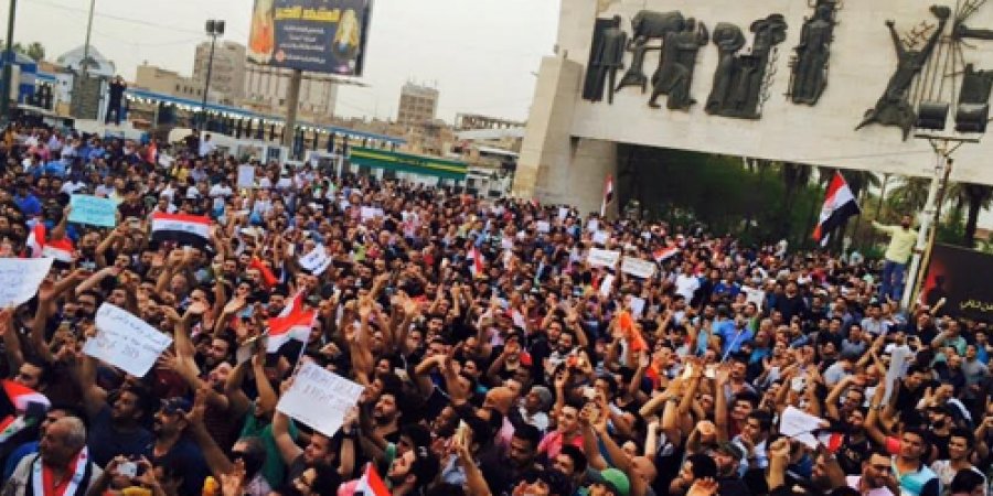 هتافات منتقدة  وآلاف يتظاهرون ضد الفساد في بغداد