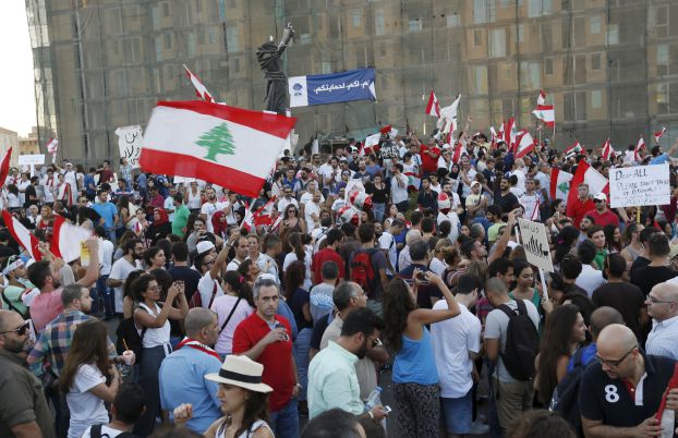 ضغوط على الحكومة اللبنانية بعد تظاهرة حاشدة ضد السياسيين