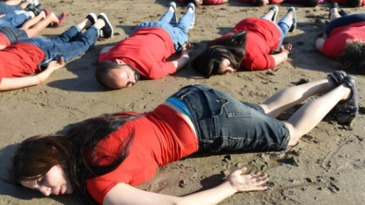   المغرب: فنانون يجسدون وفاة "الطفل أيلان " على شاطئ الرباط