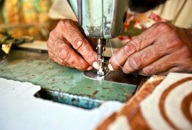 مهنة "التنجيد" تتأثر بالحصار لكنها تقاوم الاندثار في غزة