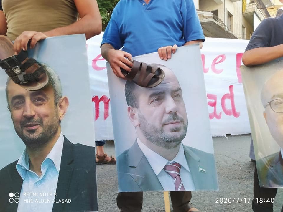 سوريون يحتجو ن على اداء الائتلاف ويهينون صور رموزه -مواقع سورية سوريون يحتجو ن على اداء الائتلاف ويهينون صور رموزه -مواقع سورية