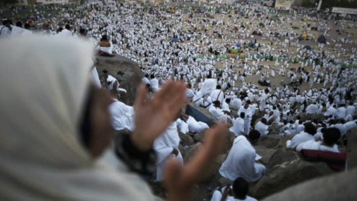 الحجاج يتوافدون على جبل عرفات لاداء الركن الاعظم من شعائر الحج