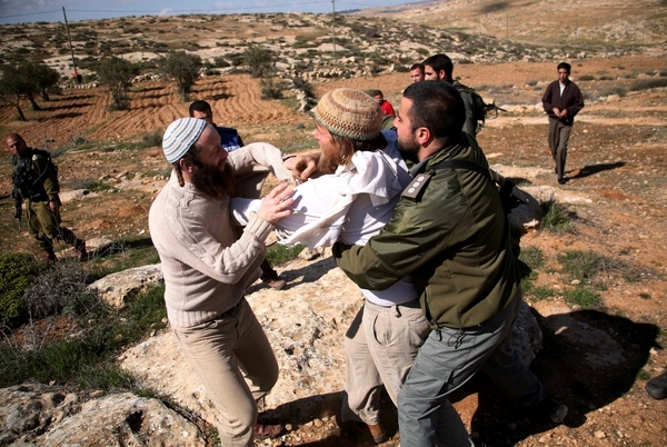 مستوطنون يهاجمون منزل فلسطيني ويحرقون سيارته بالضفة  