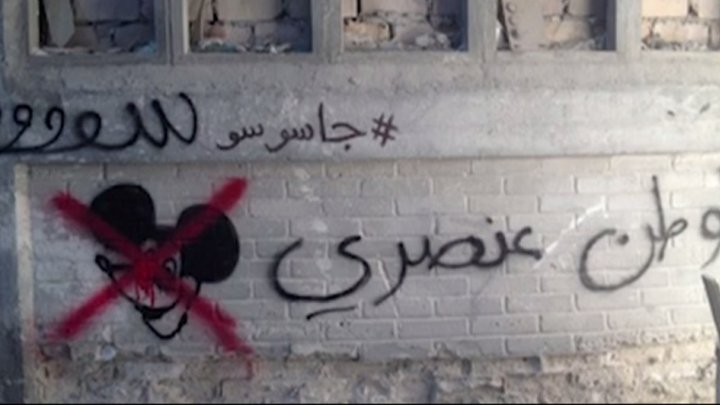 رسامو غرافيتي عرب يخدعون منتجي مسلسل أمريكي بكتابات ساخرة