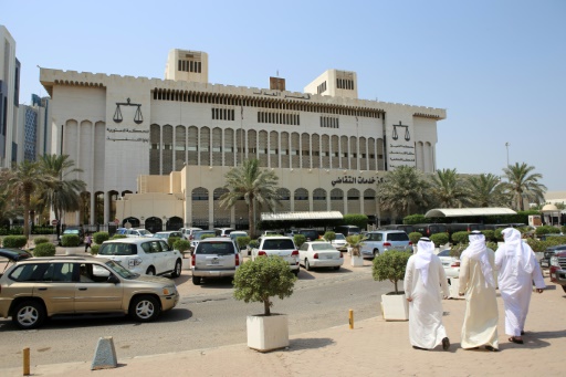 الكويت تطرد 23 مصريا وسوريا تورطوا في شجار عنيف