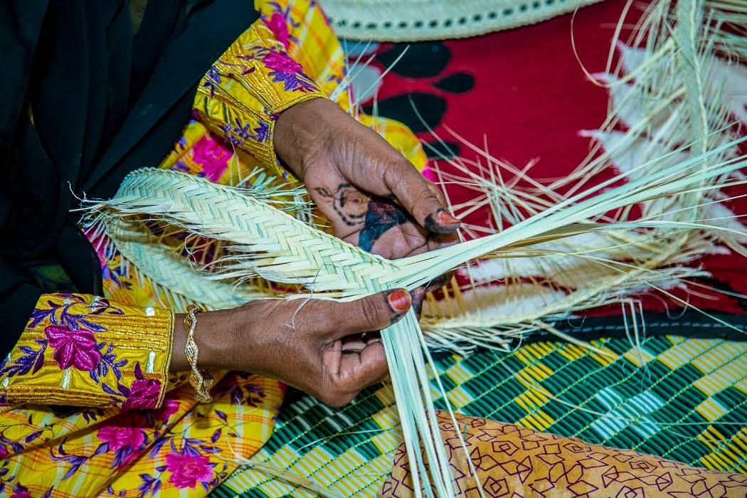 التراث ينسج حروفه بلمسة الحاضر في مهرجان الحرف بمدينة العين