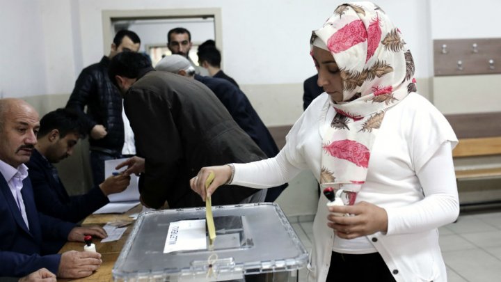 "العدالة والتنمية" يتقدم في انتخابات تركيا بعد فرز نصف الأصوات